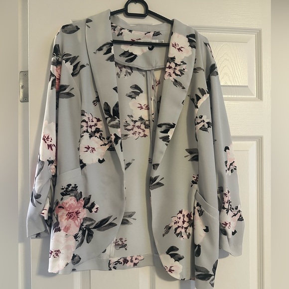 New without tags … light grey blazer with flowers and cinched at the arms - Picture 1 of 1